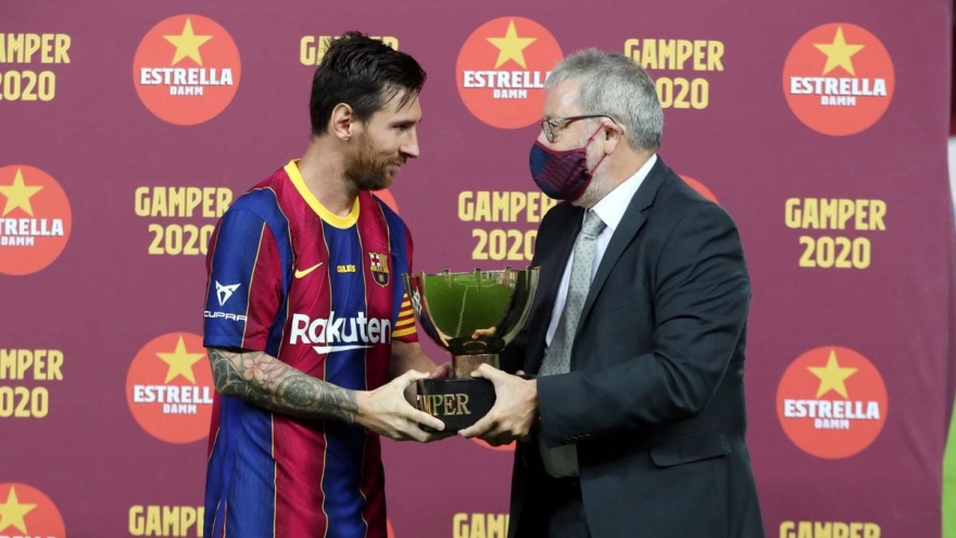 Messi có danh hiệu đầu tiên sau ngày ở lại Barca
